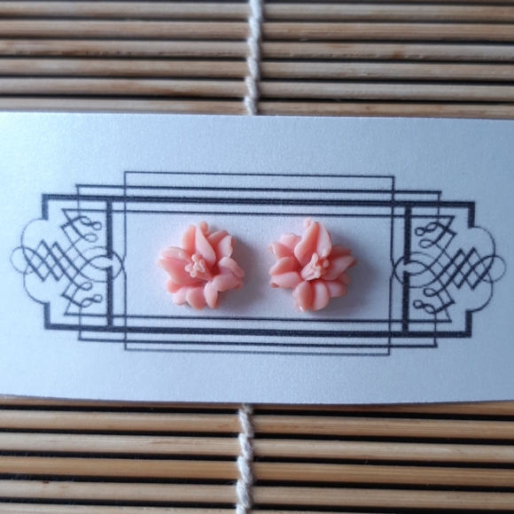 PINK LILY Earrings - Picture 1 of 3